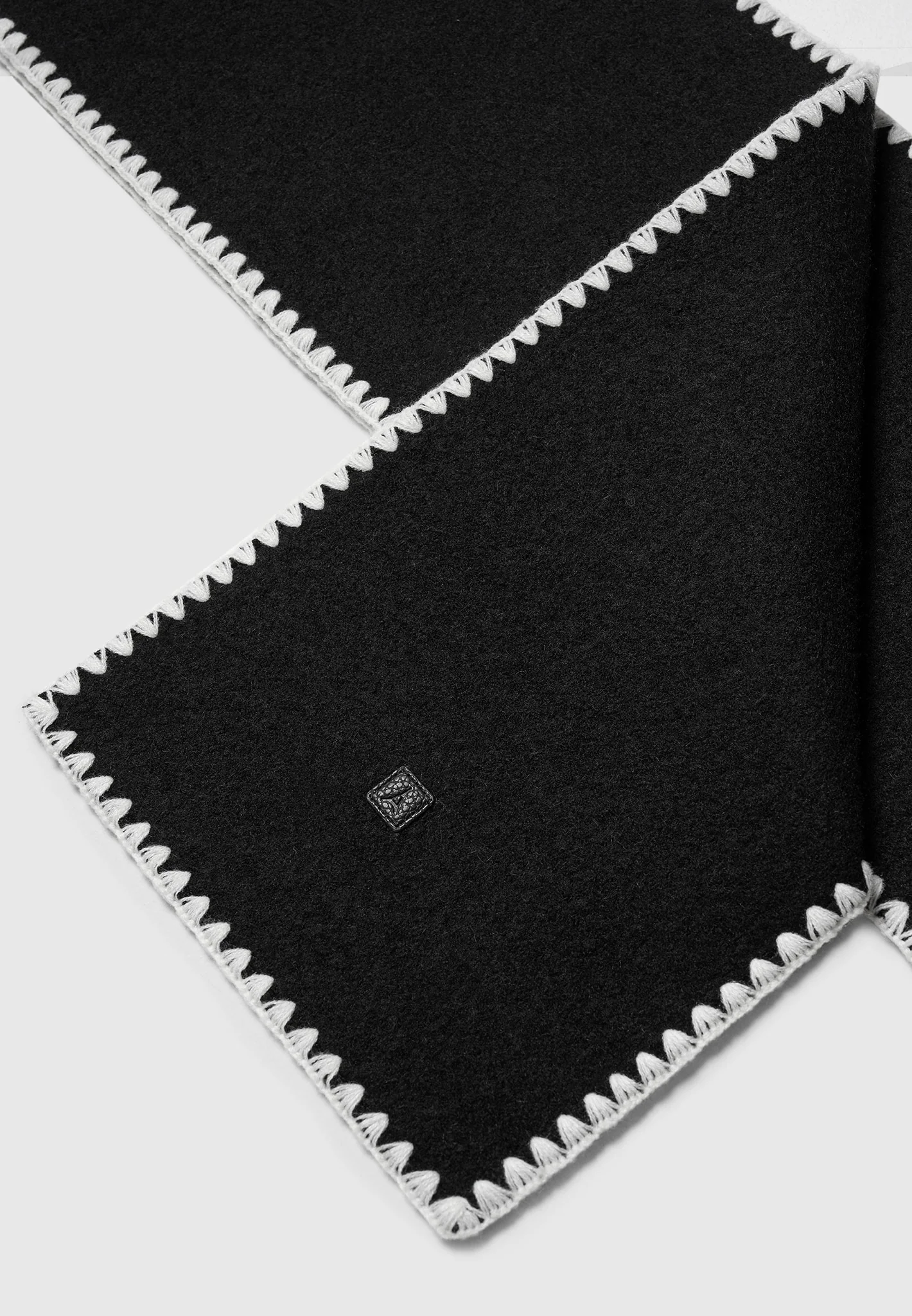 Aube - Blanket Stitch Wool Scarf - Black - Image 3